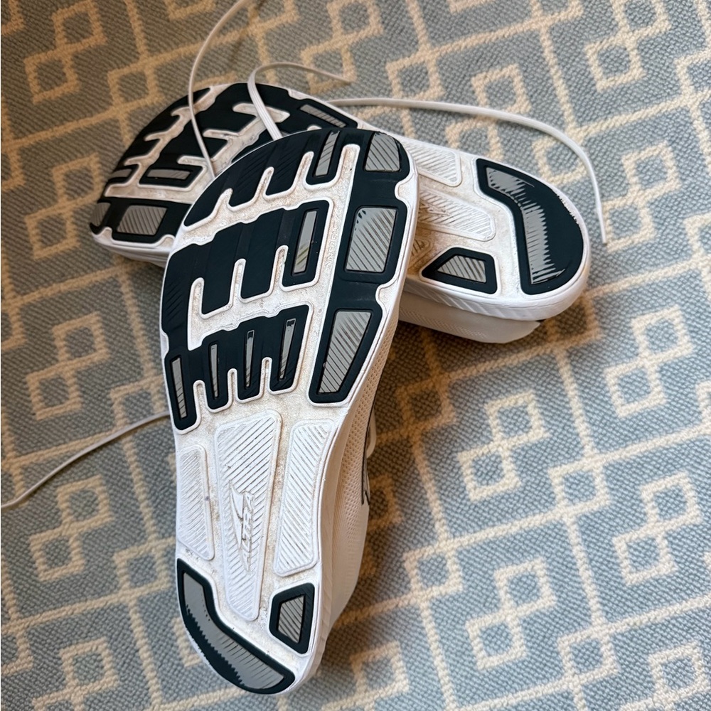 Altra Men's White and Black Road Running Shoes - Picture 3 of 4